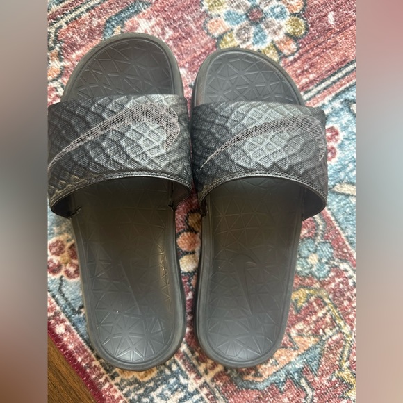 Nike slides size 8 - Picture 1 of 6
